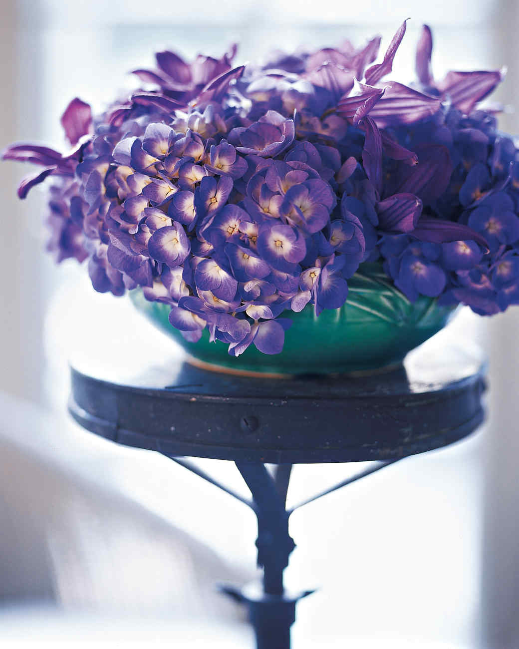 13 Recommended Faux Hydrangea Arrangement In Clear Glass Vase 2024 free download faux hydrangea arrangement in clear glass vase of marthas flower arranging secrets martha stewart inside mla101098 0605 clematis vert