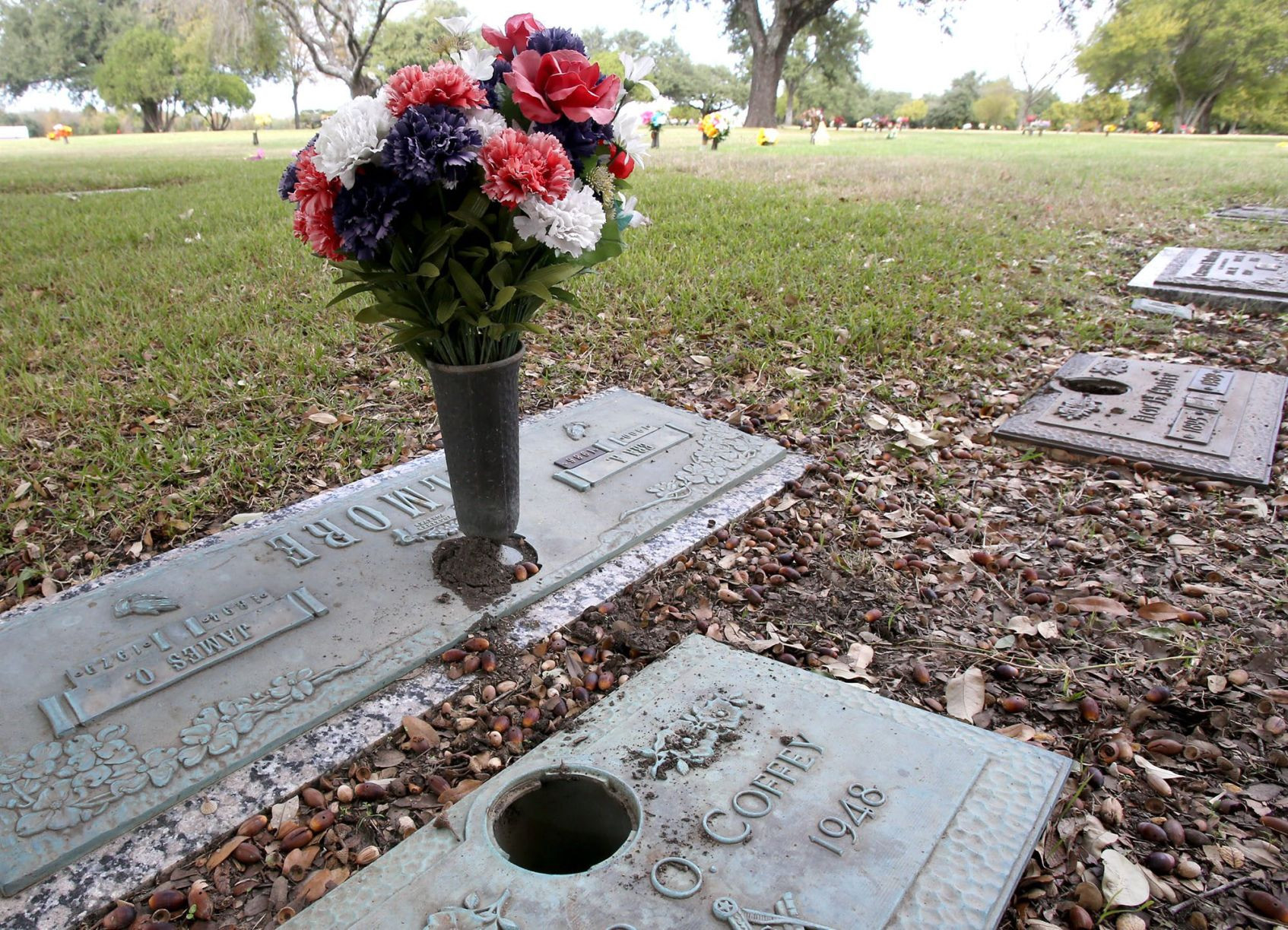 18 Fabulous Mausoleum Flower Vase 2024 free download mausoleum flower vase of cemetery vases www topsimages com for bronze vases stolen from waco memorial cemetery police jpg 1200x866 cemetery vases