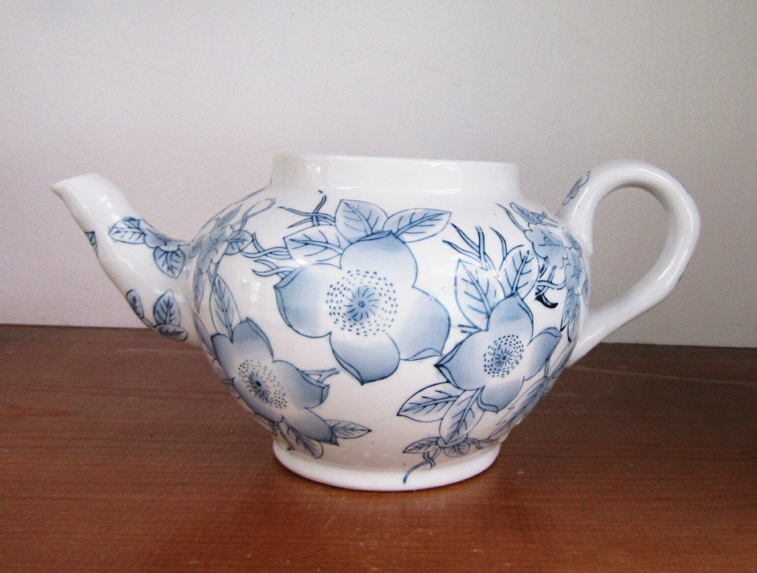 10 Perfect Teapot Flower Vase 2024 free download teapot flower vase of blue and white flowered teapot missing lid planter indoor throughout blue and white flowered teapot missing lid planter indoor watering vase