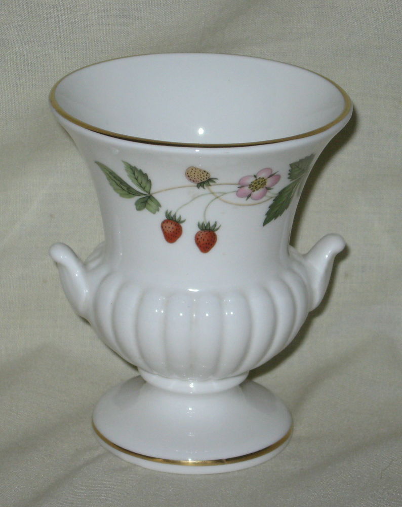 23 Lovely Wedgwood Wild Strawberry Bud Vase 2024 free download wedgwood wild strawberry bud vase of mint wedgwood wild strawberry small bone china urn made in england in mint wedgwood wild strawberry small bone china urn made in england ebay